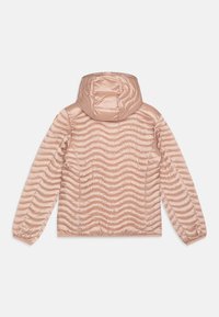 Lett, puffy jakke i myk rosa. Har hette og teksturert bølgemønster over hele jakken. Elastiske mansjetter og en glatt, glansfull overflate.