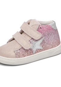 Zapatillas de deporte rosa con purpurina y una textura suave, que presentan dos correas de velcro, un acento de estrella blanca y una suela de goma blanca.