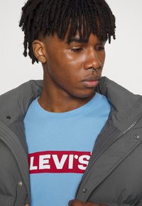 Levi's® RELAXED FIT - T-shirt estampada - light blue