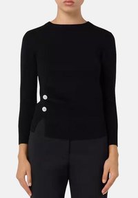 Maglione nero a coste con scollo rotondo, maniche lunghe e due bottoni argentati sul lato sinistro. Texture liscia e design aderente.