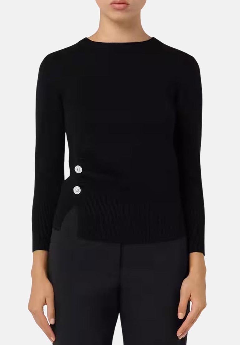 Maglione nero a coste con scollo rotondo, maniche lunghe e due bottoni argentati sul lato sinistro. Texture liscia e design aderente.