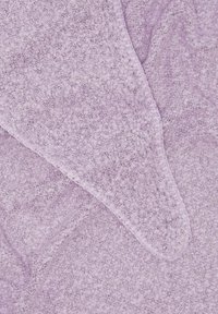 Lavender pluche deken met een zachte, textuurrijke oppervlakte. Randen hebben een subtiele, gestikte afwerking. Over het geheel genomen een gezellig en lichtgewicht ontwerp.