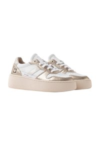 Hvide og guld platform sneakers med glat læder og ruskind teksturer, der har snørebåndslukning og et afrundet tådesign.