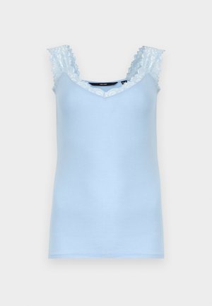 Lyseblå ærmeløs top med blonderkant på stropper og halsudskæring, vist på en ensfarvet hvid baggrund.