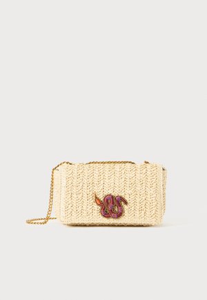 Geflochtene cremefarbene Handtasche mit einem goldenen Kettenriemen. Besitzt ein dekoratives, buntes Schlangensymbol auf der Vorderseite. Rechteckige Form, strukturierte Oberfläche.