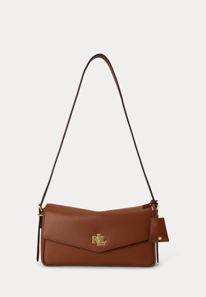 Sac à bandoulière en cuir marron avec un logo RL doré sur le rabat avant et une petite étiquette en cuir attachée sur le côté.