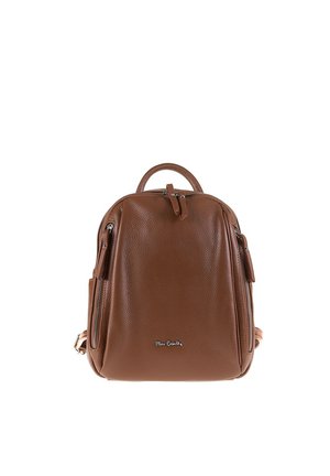 Zaino in pelle marrone con manico superiore, due tasche laterali verticali con cerniera e logo frontale.