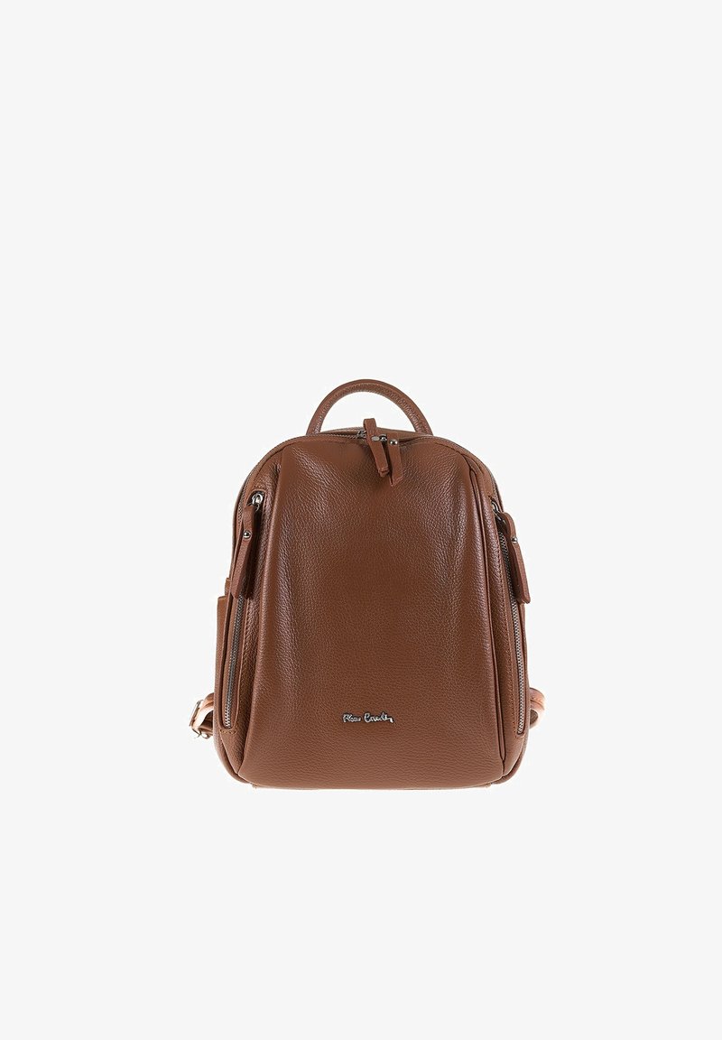 Sac à dos en cuir marron avec poignée supérieure, deux poches latérales verticales zippées et logo de la marque à l'avant.