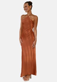 Langes, rostfarbenes Satin-Kleid mit asymmetrischem Ausschnitt und dünnen Trägern. Glatte Textur, tailliertes Oberteil und fließender A-Linien-Rock.