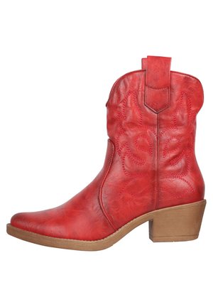 Bota vaquera de cuero rojo con costuras decorativas, punta afilada y tacón de madera apilada. Diseño sin cordones con una lengüeta para facilitar su colocación.