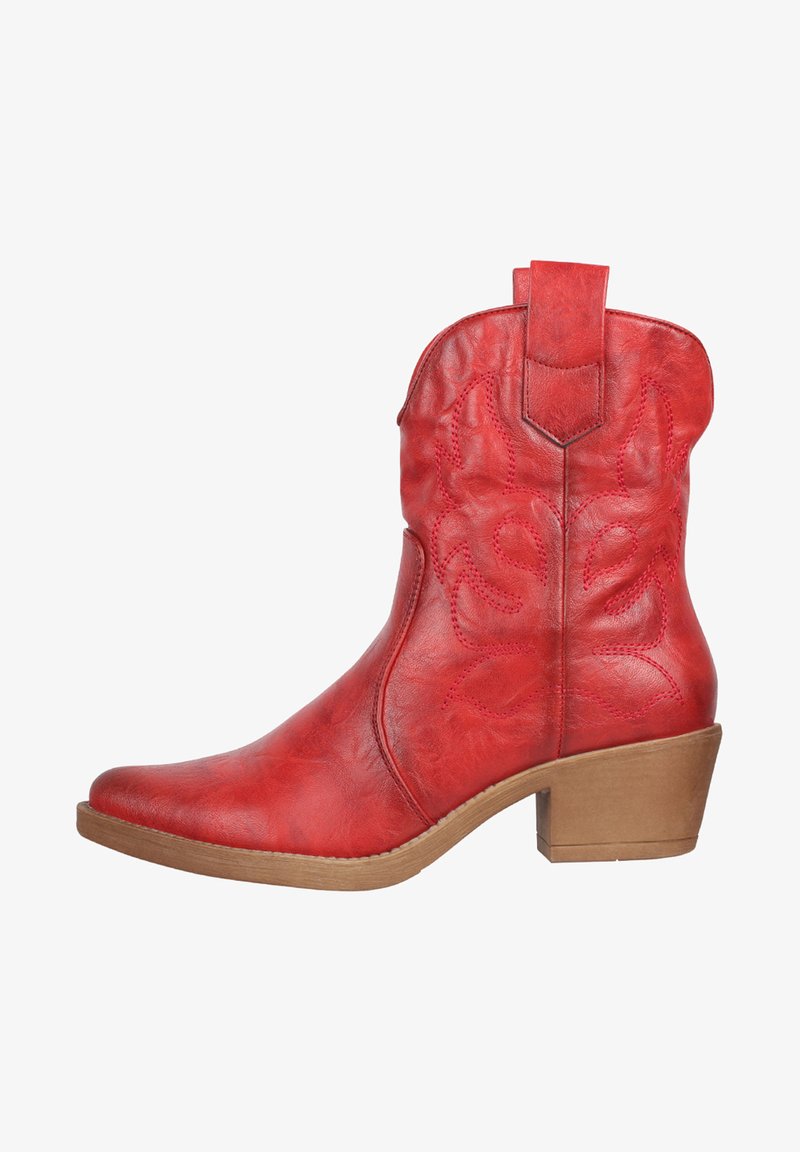 Bota vaquera de cuero rojo con costuras decorativas, punta afilada y tacón de madera apilada. Diseño sin cordones con una lengüeta para facilitar su colocación.