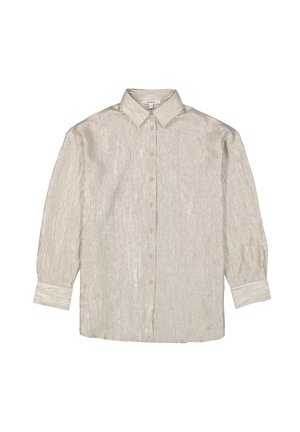 Camisa de manga larga color beige claro con una tela texturizada, un collar puntiagudo y cierre de botones en la parte delantera. Presenta mangas anchas y puños con botones.