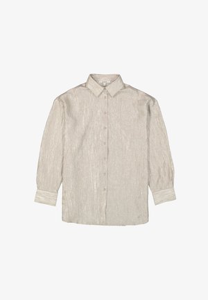 Chemise beige clair à manches longues en tissu texturé, avec un col pointu et une fermeture à boutons. Présente des manches larges et des poignets boutonnés.