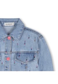 Ανοιχτό μπλε τζιν μπουφάν με γιακά, ροζ κουμπί και πολύχρωμες χάντρες τοποθετημένες κάθετα στο ύφασμα.