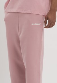 LOW LIGHTS STUDIOS® BASIC LOGO JOGGER - Tréningruha alsók - pink