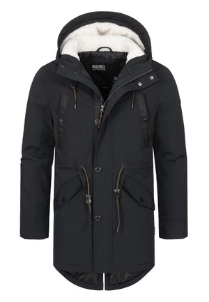 Parka nera con cappuccio foderato in pelliccia sintetica, numerose tasche, dettagli con cordino e chiusura a bottone. Tessuto texturizzato e resistente.