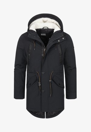 Parka negra con capucha forrada de piel sintética, múltiples bolsillos, detalles con cordón y cierre de botón. La tela es texturizada y duradera.