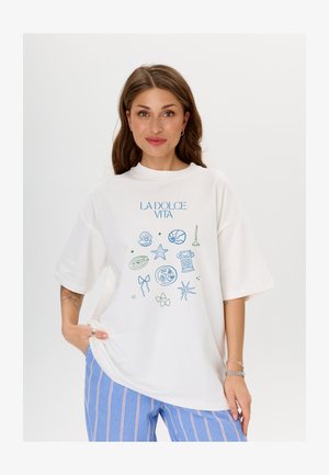 Biała, oversize koszulka z niebiesko-zielonym ilustracyjnym wzorem przedstawiającym muszle, rozgwiazdy i kolumnę. Miękki materiał, luźny krój.