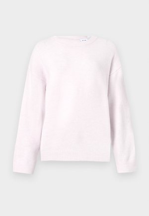 Šviesiai rožinis megztinis, megztas, su apvalia iškirpte ir ribboto audimo rankogaliais. Turi laisvą fasoną ir minkštą tekstūrą. Prekės ženklo etiketė matoma ant kaklo.