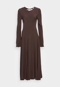 Robe marron à manches longues avec un corsage ajusté et une jupe évasée. Elle présente un col rond avec des découpes et un tissu lisse et léger.