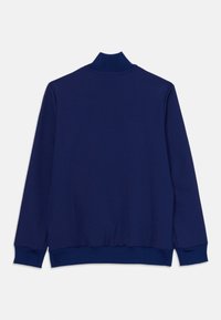 Mörkblå sweatshirt med hög krage, långa ärmar, ribbade muddar och ribbad nederkant. Slät textur, utan synliga märken eller mönster.