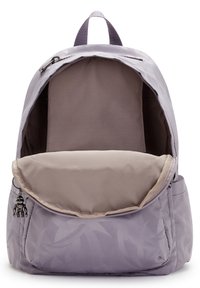 Mochila de tela lavanda clara con textura suave. Cuenta con un compartimento principal grande y un bolsillo delantero con cremallera. Diseño minimalista.
