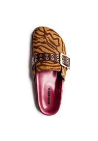 Sandale de style sabot avec un motif zèbre en fausse fourrure jaune et marron, sangle en cuir marron avec des œillets en métal, et semelle intérieure bordeaux.