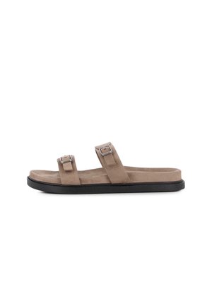 Sandalia abierta marrón de ante con dos correas ajustables con hebilla y suela plana negra.