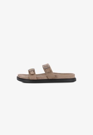 Sandalia abierta marrón de ante con dos correas ajustables con hebilla y suela plana negra.