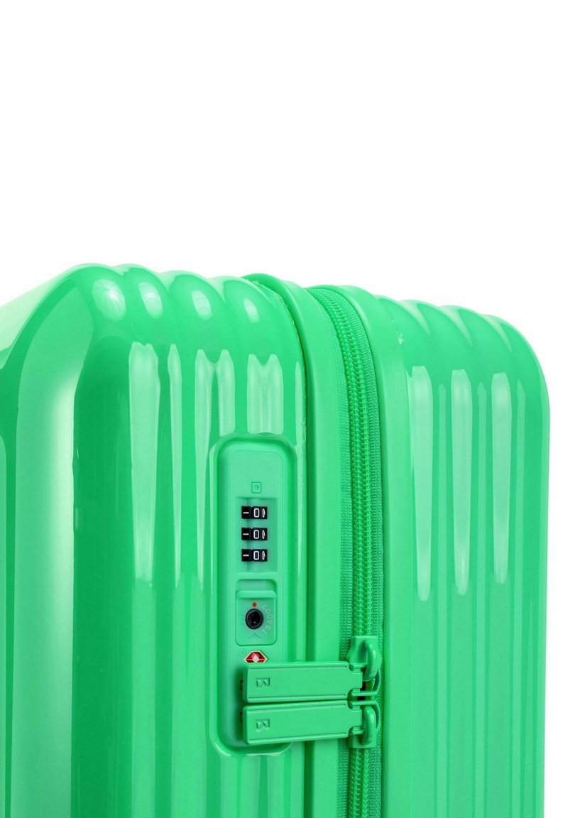 Helles grünes Gepäck mit glatter Oberfläche, gerippter Textur, Reißverschluss, integriertem Zahlenschloss und zwei Verriegelungen an der Seite.