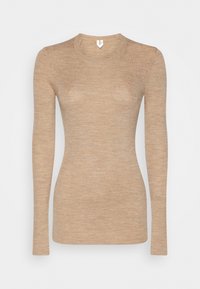 Beżowy sweter z długim rękawem, prążkowany, o okrągłym dekolcie, dopasowanym kroju i gładkiej fakturze dzianiny.