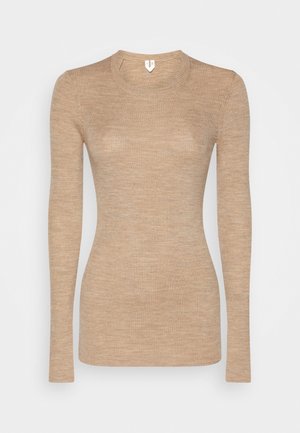 Beżowy sweter z długim rękawem, prążkowany, o okrągłym dekolcie, dopasowanym kroju i gładkiej fakturze dzianiny.
