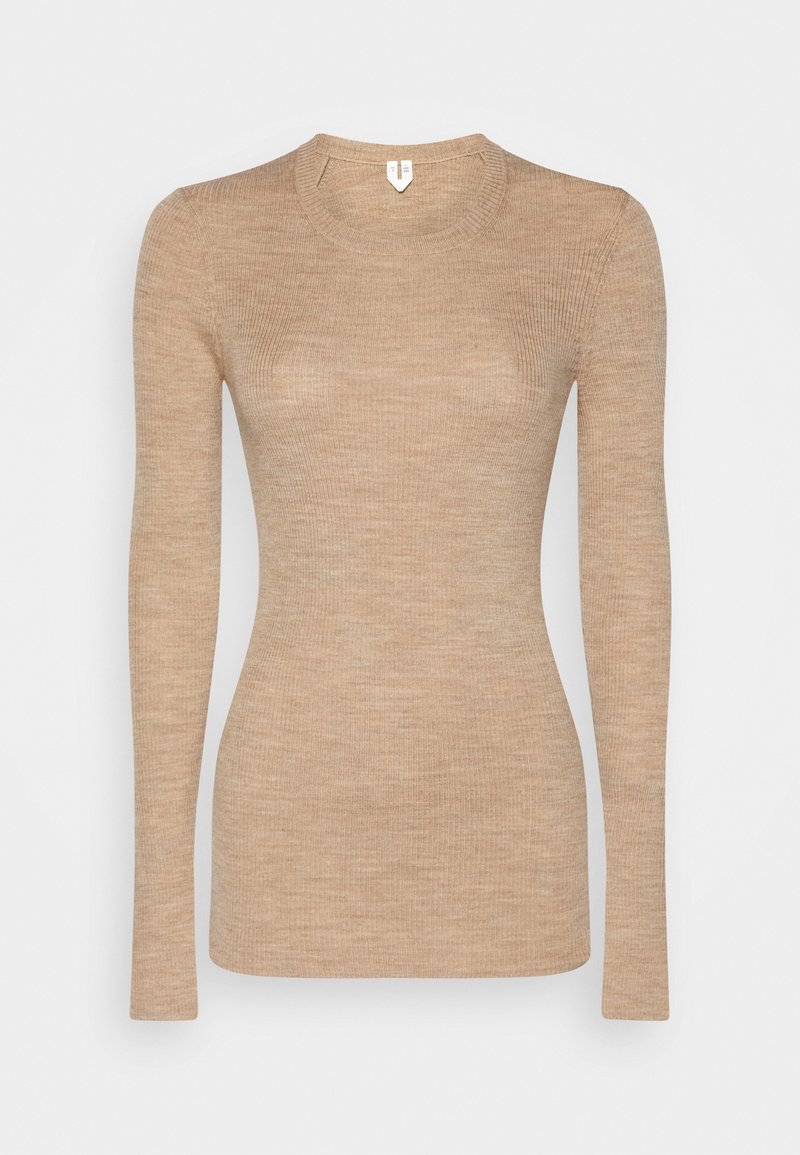 Beżowy sweter z długim rękawem, prążkowany, o okrągłym dekolcie, dopasowanym kroju i gładkiej fakturze dzianiny.