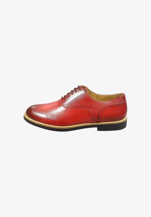 Roter Oxford-Lederschuh mit schwarzen Schnürsenkeln, beigen Nähten und schwarzer Sohle, im Seitenprofil auf weißem Hintergrund dargestellt.