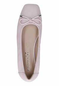 Ballet flat rosa chiaro realizzata in materiale liscio. Presenta una punta quadrata, un accento a fiocco sul davanti e dettagli in metallo.