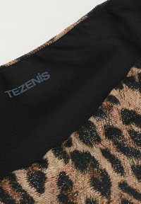 Tezenis látka s leopardím potiskem s černým pasem. Hlavní vzor má zlaté akcenty a jemnou texturu s lesklým povrchem.