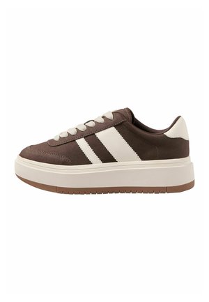 Brązowy niski sneaker z białymi bocznymi paskami, białymi sznurówkami, grubą białą podeszwą i brązowym gumowym bieżnikiem, pokazany z boku.