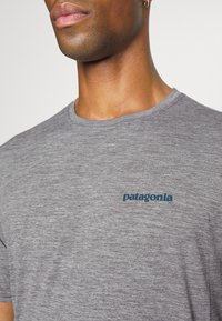 Patagonia DAILY GRAPHIC SHIRT - T-shirt desportiva - abalone blue/feather grey