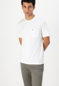 Tommy Hilfiger ESSENTIAL SOLID POCKET TEE - Basic T-shirt - white
