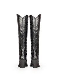 Botas negras hasta la rodilla con textura de cocodrilo, punteras puntiagudas y cierre de cremallera. Tacones robustos de bloque y acabado de cuero suave.
