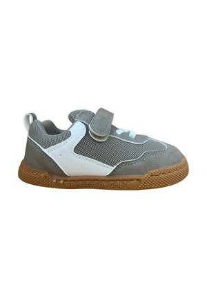 Zapato infantil en gris y blanco, compuesto por materiales de malla y cuero, con una correa de velcro, suela de goma y acentos texturizados. Presenta el logo de la marca.