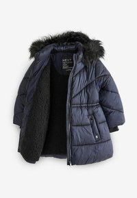 Veste doudoune marine avec capuche en fausse fourrure, conception matelassée, fermeture à glissière et intérieur douillet. Comprend deux poches latérales et des poignets côtelés.