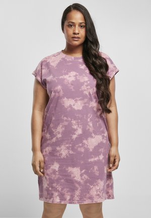 Robe à manches courtes, longueur genoux, en violet clair avec un motif tie-dye. Confectionnée en tissu doux, elle présente une coupe décontractée et un col arrondi.