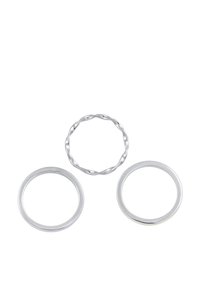 Tre silveringar: två släta, plana band och ett snurrat mönster. Alla ringar är polerade och reflekterar ljus med en glansig yta.