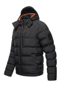 Schwarze isolierte Jacke mit Kapuze, orangefarbigen Akzenten, einem Reißverschluss vorne, Seitentaschen und einem strukturierten Patch am Ärmel.