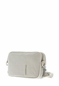 Borsa in nylon beige con superficie testurizzata, forma rettangolare, chiusura con cerniera e dettagli in argento. Presenta un marchio sulla parte frontale.