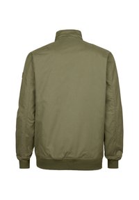 Jachetă bomber de culoare verde măslinie cu guler înalt, manșete și tiv ribbed. Textură de material neted și cusături minime. Nu sunt vizibile buzunare frontale.
