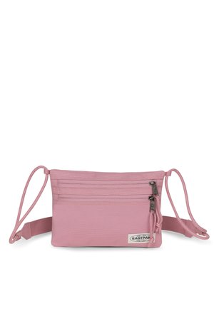 Różowa materiałowa nerka z dwoma zamykanymi na zamek kieszeniami, regulowanym paskiem i małą naszywką z logo Eastpak w przednim rogu.