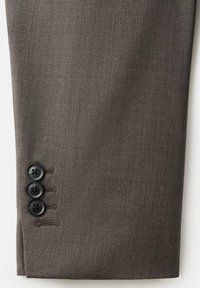 Brune skræddersyede bukser med en glat tekstur, der har et lige snit og tre sorte knapper ved kanten til lukning.