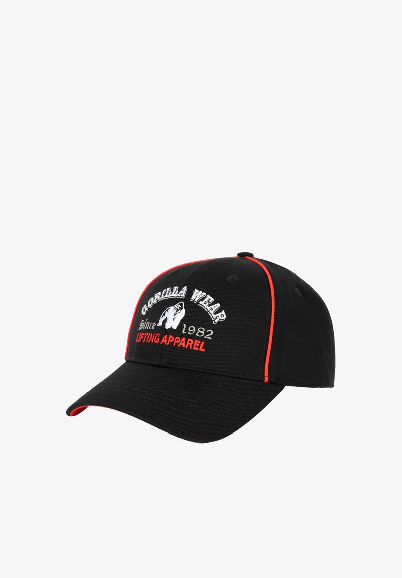 Zwarte honkbalpet met rode bies, geborduurd wit gorillalog, en tekst "Gorilla Wear Since 1982 Lifting Apparel" op het voorpaneel.